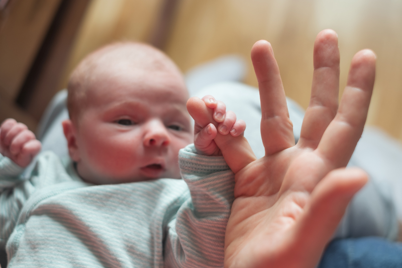 photo of infant with grasp reflex